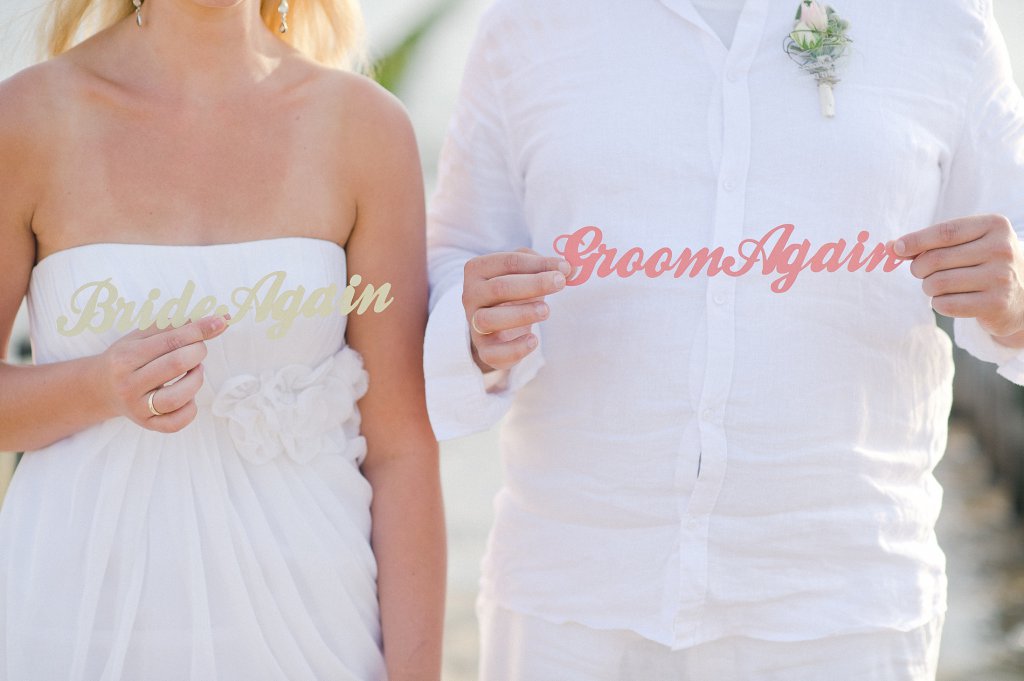 Photo Brautpaar hält Papeterie in den Händen.